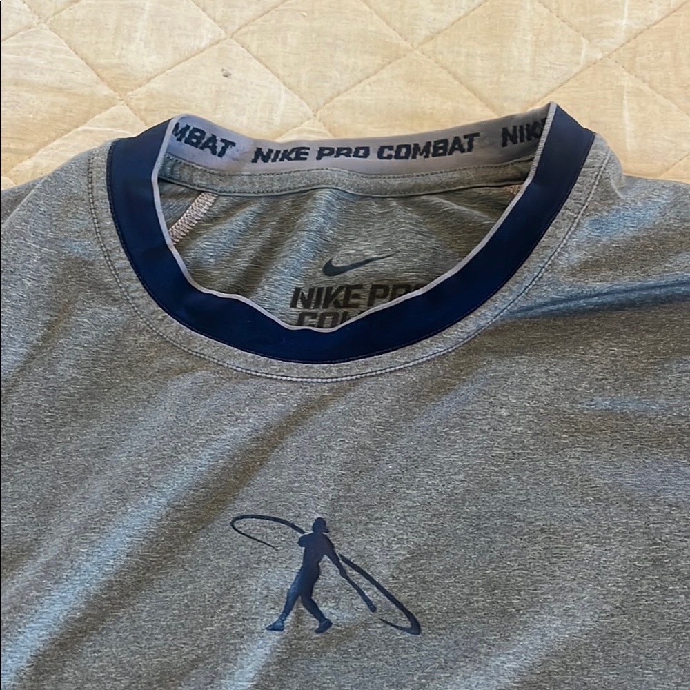 Nike Pro Combat Men's Gray/navy fitted
Tee